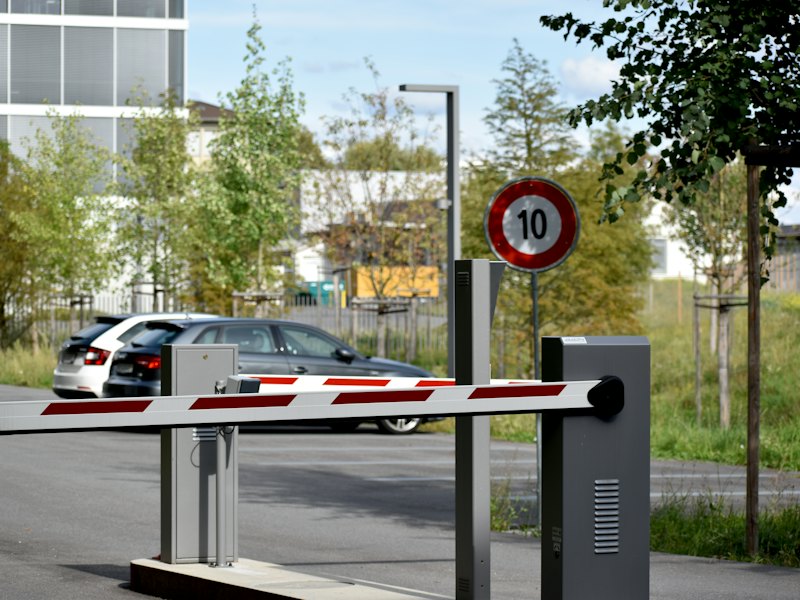 Otopark girişinde bariyer ve bekleyen araçlar